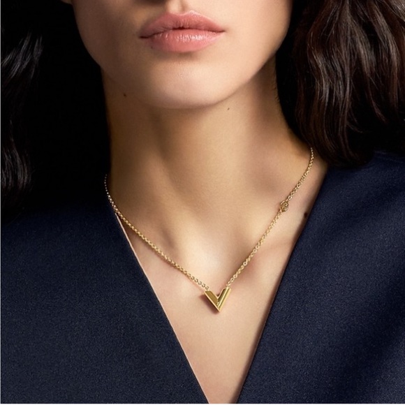 Louis Vuitton Essential V Necklace -Full set - Picture 2 of 9